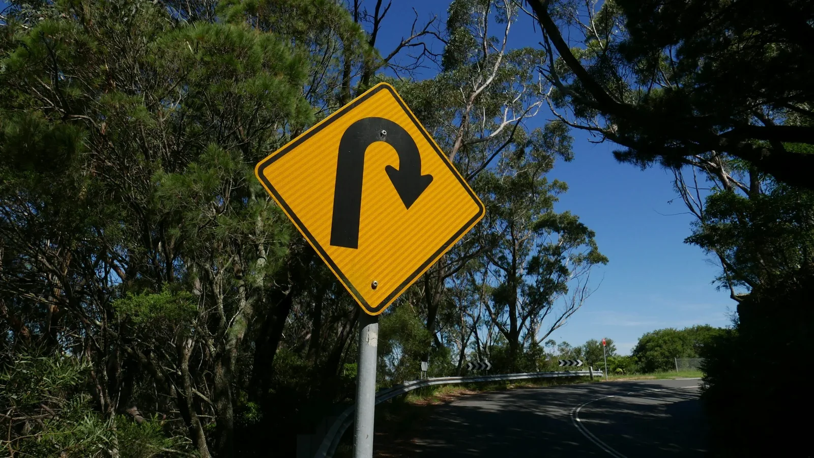 A U-turn arrow symbolizing the process of letting go of outdated goals and making a shift towards new possibilities.